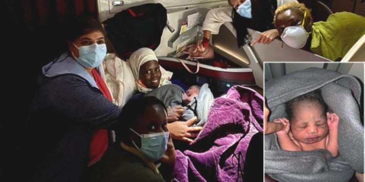 Kanadalı doktor uçuş sırasında doğum yaptırdı