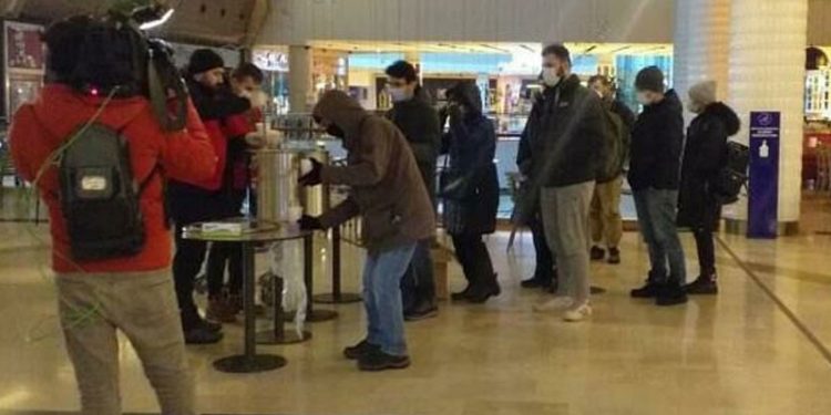 Kar engeli nedeniyle 3 bin kişi AVM'de sabahladı