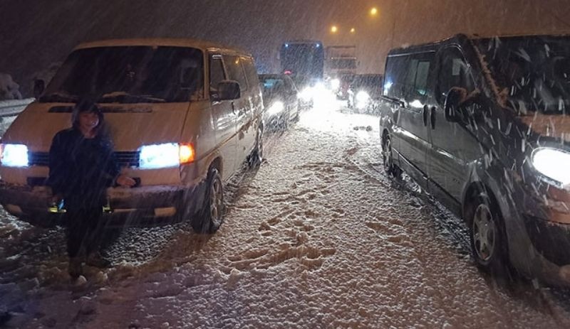 Kar yağışı zincirleme trafik kazasını beraberinde getirdi