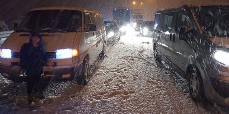 Kar yağışı zincirleme trafik kazasını beraberinde getirdi