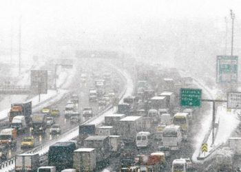 Kar yolları kesti: İstanbul, Trakya ve Anadolu'dan gelen araç girişine kapatıldı