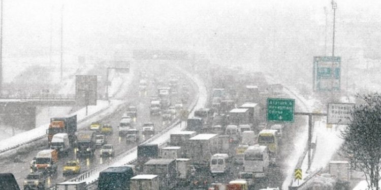 Kar yolları kesti: İstanbul, Trakya ve Anadolu'dan gelen araç girişine kapatıldı