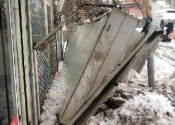 Karın ağırlığıyla devrilen tente bir çocuğu yaraladı