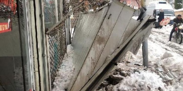 Karın ağırlığıyla devrilen tente bir çocuğu yaraladı