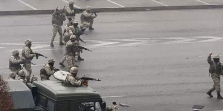 Kazakistan: Protestolara müdahale sürerken, Rusya öncülüğündeki yabancı askerler ülkeye ulaştı