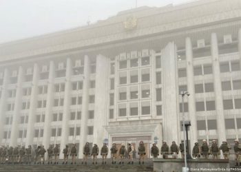 Kazakistan'da protestolar: Almatı'da göstericiler belediye binasını bastı