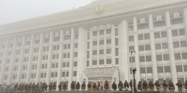 Kazakistan'da protestolar: Almatı'da göstericiler belediye binasını bastı