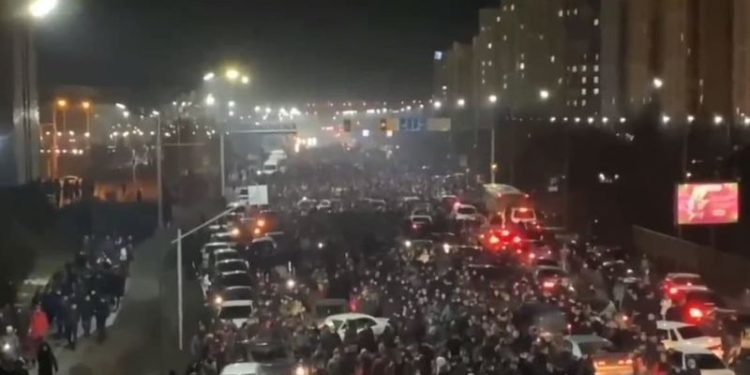 Kazakistan’da halk zama karşı sokağa çıktı, hükümet istifa etti