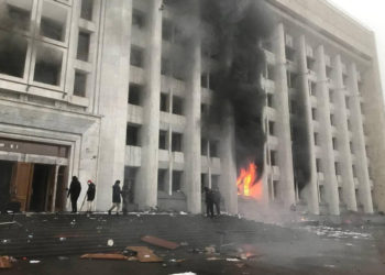 Kazakistan’da tansiyon düşmüyor: Halk resmi binaları ele geçirdi