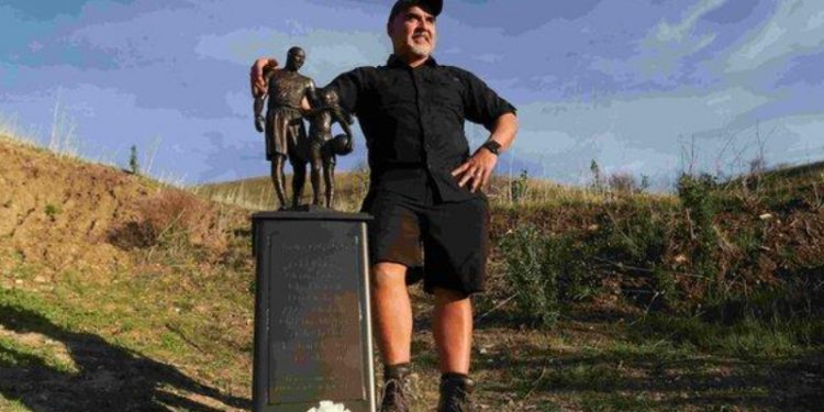 Kazanın meydana geldiği noktaya Kobe Bryant ve kızının heykeli yerleştirildi