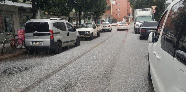 Kaş-Demre yolu kapandı, Alanya’ya 53 yıl sonra kar düştü