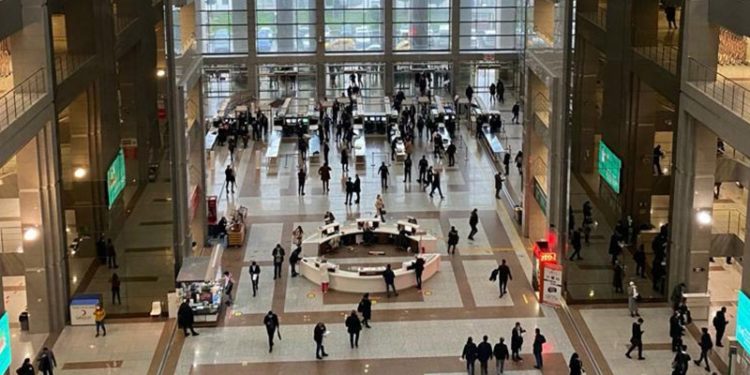 Kendilerini polis diye tanıtarak bir kişiyi öldüren sekiz zanlıdan ikisi tutuklandı