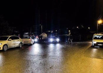 Kendisine yardıma gelen polislerin aracını çalıp kaçtı