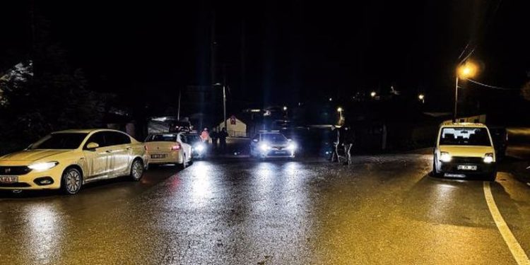Kendisine yardıma gelen polislerin aracını çalıp kaçtı