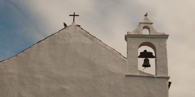 Kilise çanlarını 'gereğinden fazla' çalan rahibe 2 bin euro para cezası