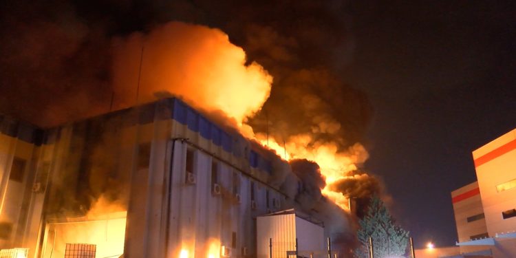 Kimya fabrikasındaki yangın 5 saat sonra kontrol altına alındı