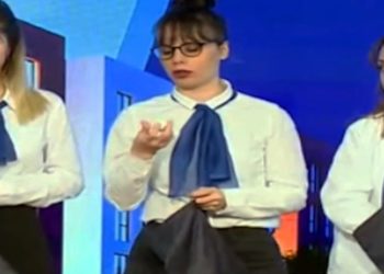 Kiptaş'ın kura çekiminde bir hostes topu tekrar torbaya attı