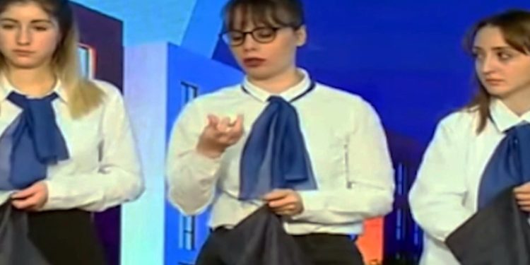 Kiptaş'ın kura çekiminde bir hostes topu tekrar torbaya attı