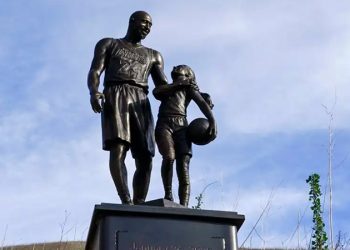 Kobe Bryant'ın 2. ölüm yıl dönümünde kaza yerine heykeli dikildi