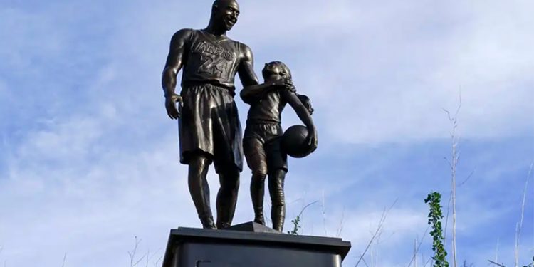 Kobe Bryant'ın 2. ölüm yıl dönümünde kaza yerine heykeli dikildi