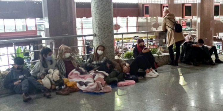 Konya'yı çevre illere bağlayan tüm yollar kapalı; yolcular terminalde kaldı