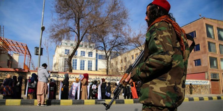 Korku içindeki Afgan öğretmenler Taliban'dan saklanmaya devam ediyor