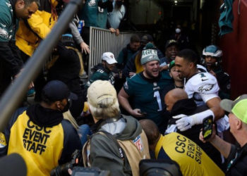 Korkuluk çöktü, taraftarlar oyuncuyu teğet geçti