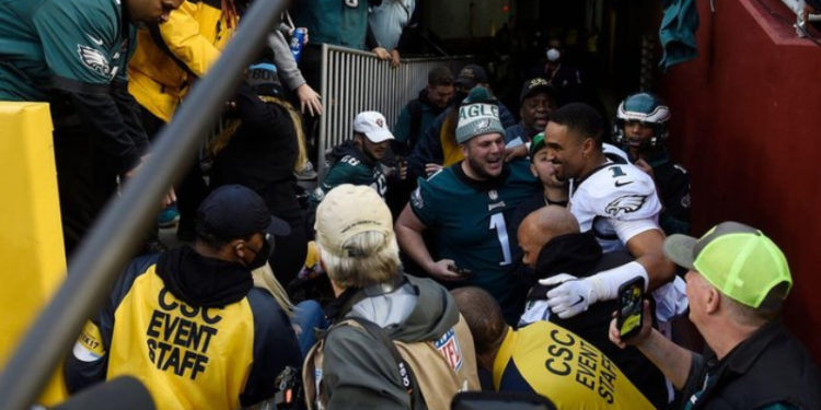 Korkuluk çöktü, taraftarlar oyuncuyu teğet geçti