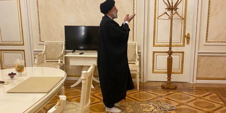 Kremlin’ne namaz kılan İran Cumhurbaşkanı Reisi ülkesinde gündem oldu