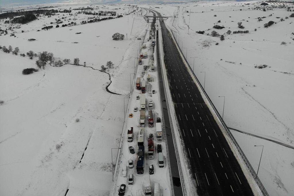 Kuzey Marmara’da karlı yolu açamayan firmaya 6,8 milyon lira ceza