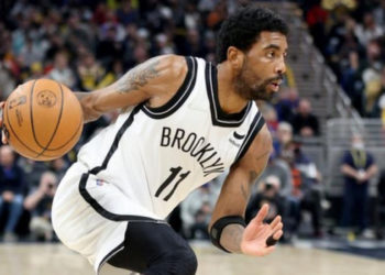 Kyrie Irving, aşı tartışmalarının ardından ilk kez parkeye çıktı