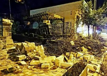 Kırklareli’nde fırtına: Çatılar uçtu, ağaçlar devrildi