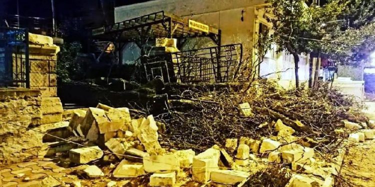 Kırklareli’nde fırtına: Çatılar uçtu, ağaçlar devrildi