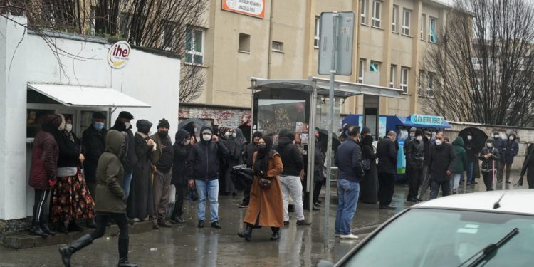 Kış ortasında ekmek kuyruğu vatandaşı isyan ettirdi