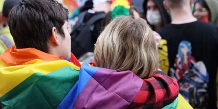 LGBT hakları: Fransa sözde 'eşcinsellik dönüştürme terapilerini' yasakladı