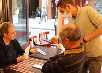 Macron, "Aşı olmayanların canını sıkacağız" demişti; Fransa'da Meclis, Covid-19 aşı kartıyla ilgili yasa tasarısını kabul etti