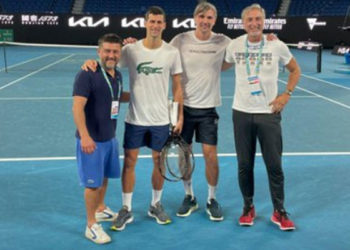 Mahkemeye yaptığı itiraz kabul edilen Djokovic, kortta fotoğraf çektirdi: her şeye rağmen burada kalıp Avustralya Açık'ta mücadele edeceğim