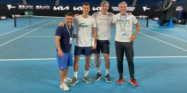 Mahkemeye yaptığı itiraz kabul edilen Djokovic, kortta fotoğraf çektirdi: her şeye rağmen burada kalıp Avustralya Açık'ta mücadele edeceğim