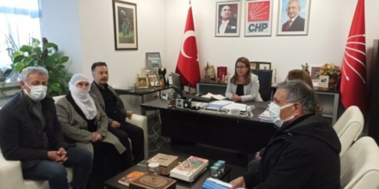 Mahpus yakınları CHP'yi ziyaret etti: 'Günde 100 mektup geliyor'