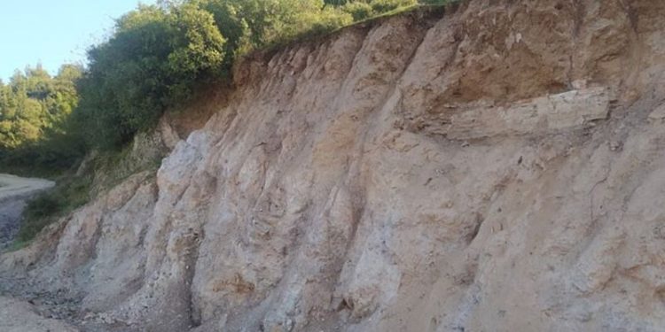 Manisa'da toprak kayması sonrası Roma dönemine ait mezar açığa çıktı