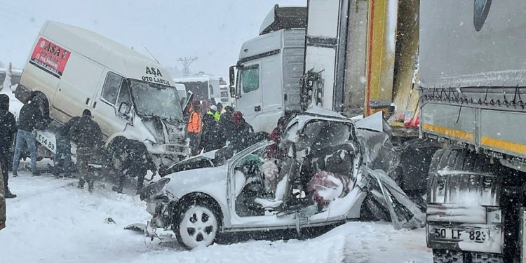Mardin’de zincirleme kaza: 3 ölü, 10 yaralı