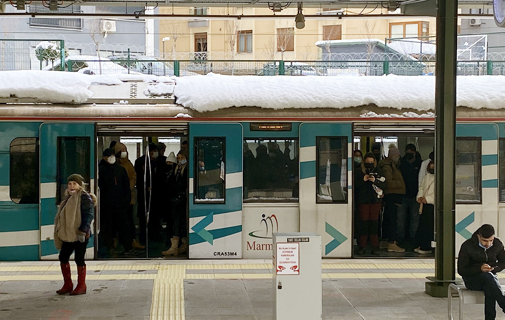 Marmaray arızalandı, tren dakikalarca durdu; vatandaşlar yaya kaldı