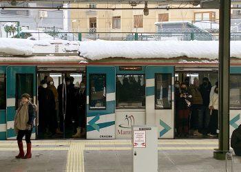 Marmaray arızalandı, tren dakikalarca durdu; vatandaşlar yaya kaldı