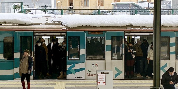 Marmaray arızalandı, tren dakikalarca durdu; vatandaşlar yaya kaldı