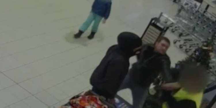 Maske uyarısı yapan güvenlik görevlisinin çenesini kırdı