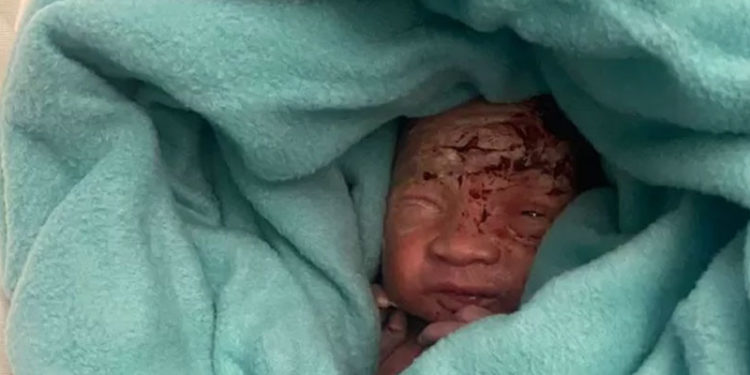 Mauritius Havayolları uçağının tuvaletinde yeni doğmuş bebek bulundu