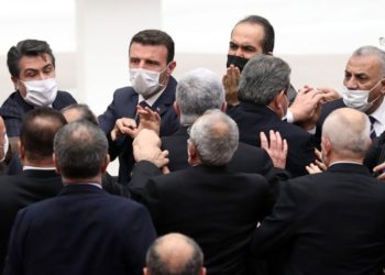 Meclis’te ‘TTB’ gerginliği: AKP ve CHP milletvekilleribirbirinin üzerine yürüdü