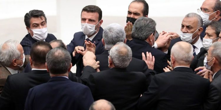 Meclis’te ‘TTB’ gerginliği: AKP ve CHP milletvekilleribirbirinin üzerine yürüdü