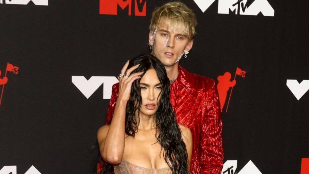 Meghan Fox ve Machine Gun Kelly nişanlandı; "Birbirimizin kanını içtik"