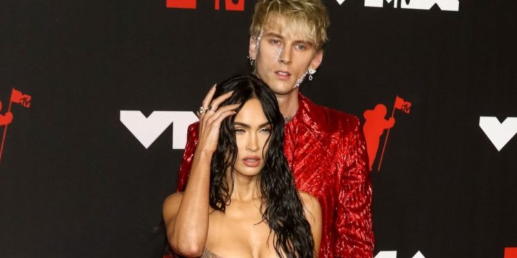 Meghan Fox ve Machine Gun Kelly nişanlandı; "Birbirimizin kanını içtik"